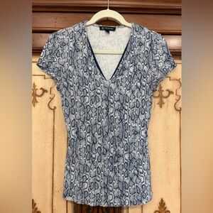 INC International Concepts Blue Snake Print V-Neck Tee - M